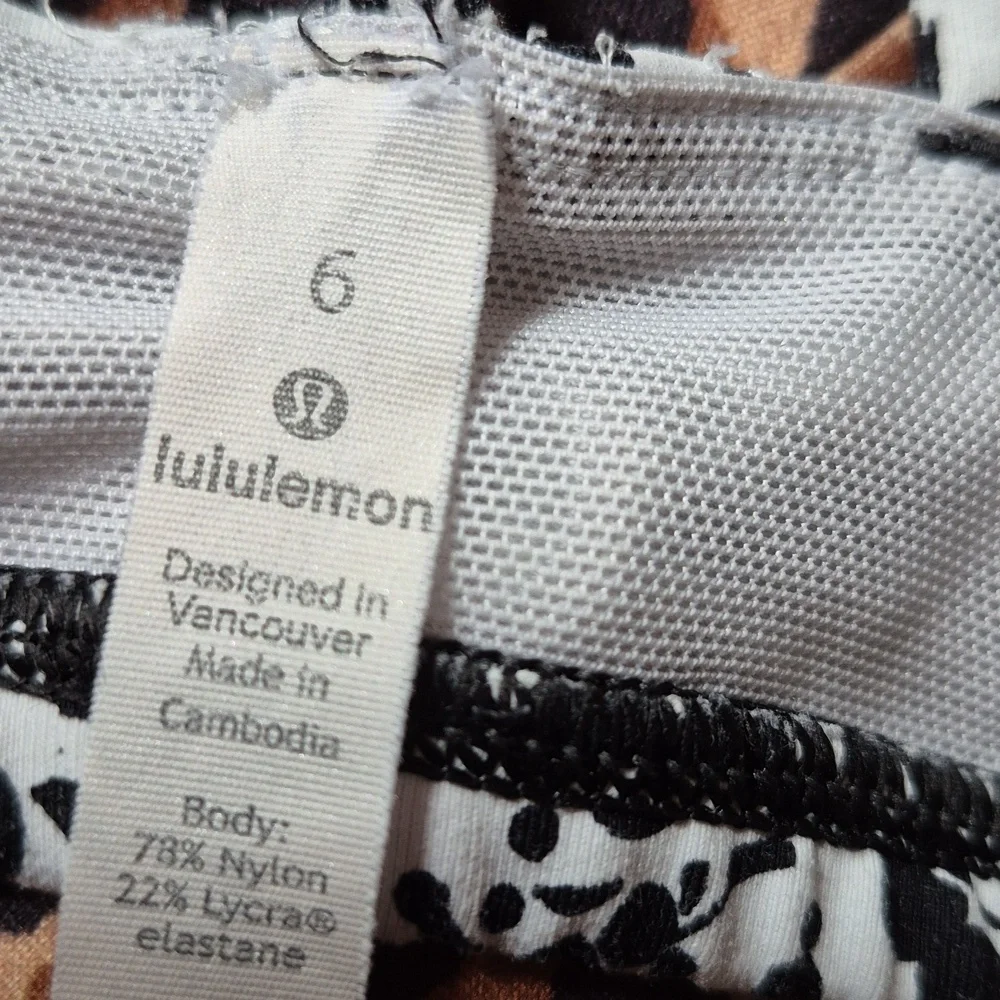 Lululemon Exercise Top Women's Black and White Sports‎ Bra 6